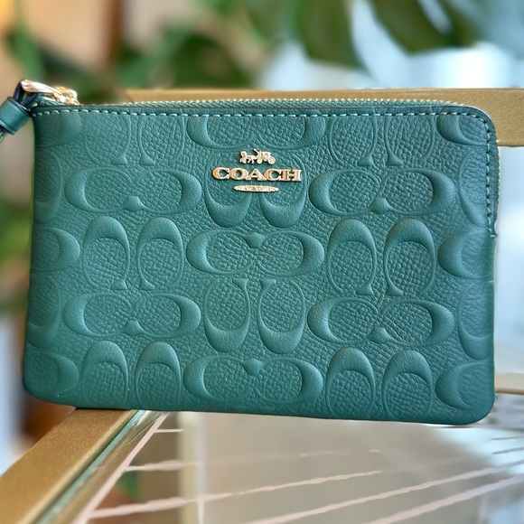 NWT Coach Embossed Matte Textured Forest Green Corner Zip Wristlet Signature C’s - Picture 8 of 11